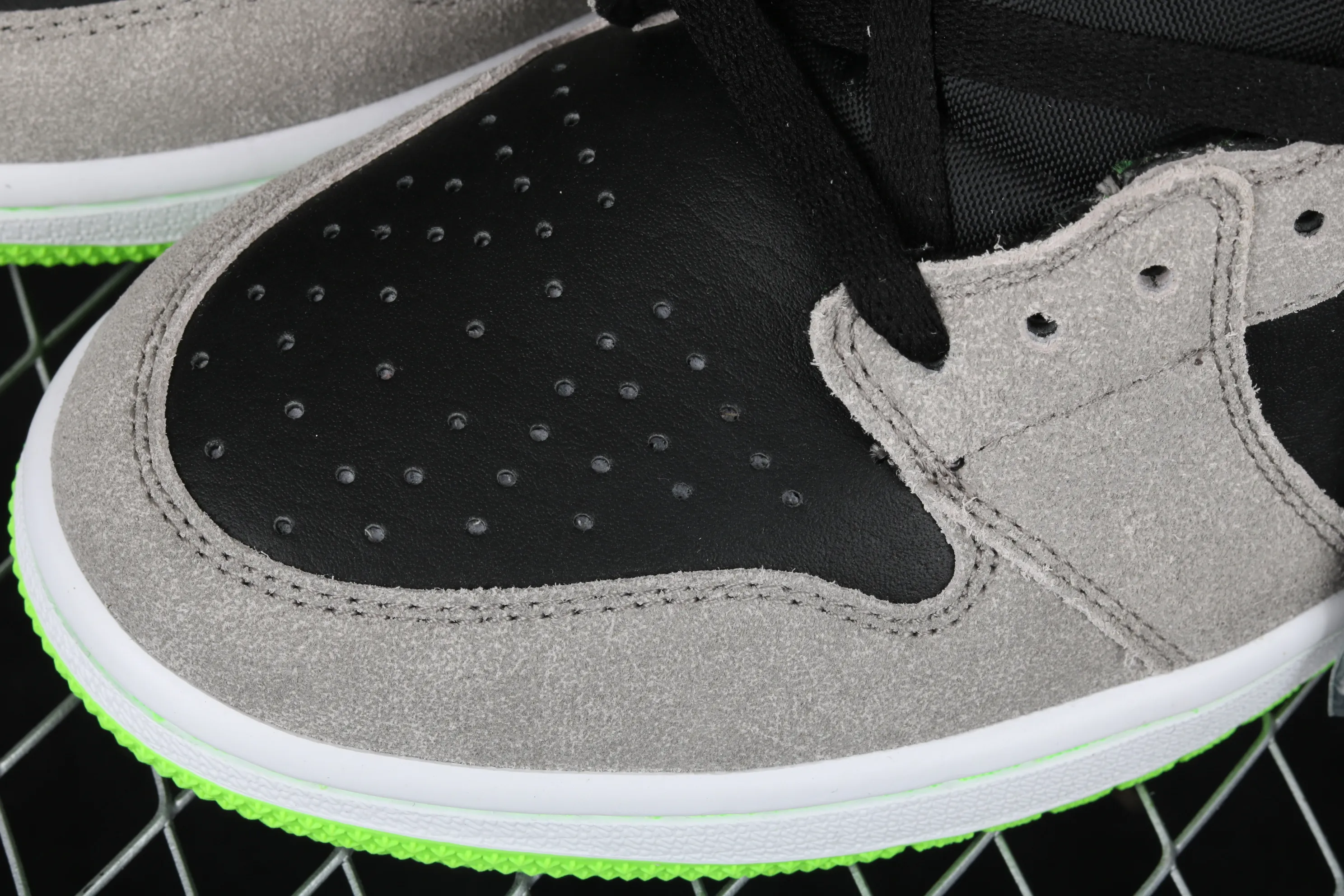 All Categories Air Jordan Jordan Series Basketball Shoes Air Jordan 1 High Air Jordan 1 Retro OG "Neutral Green" AJ1 SP19 Limited Joe 1 Versatile Cultural Basketball Shoes "Gray Black Fluorescent Green Luminous" 555088-070